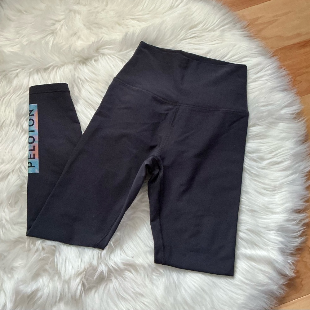 Peloton High Rise 23” Leggings with Logo Accent Size Small